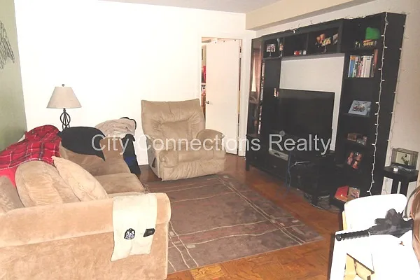 Rented by City Connections Realty | media 9