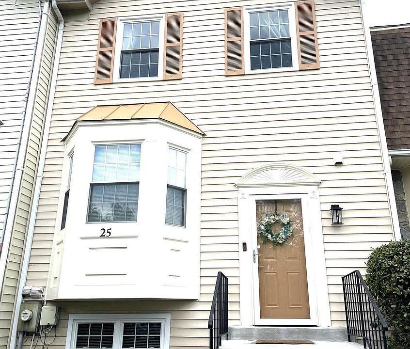 2nd image of 25 Hunters Gate Ct