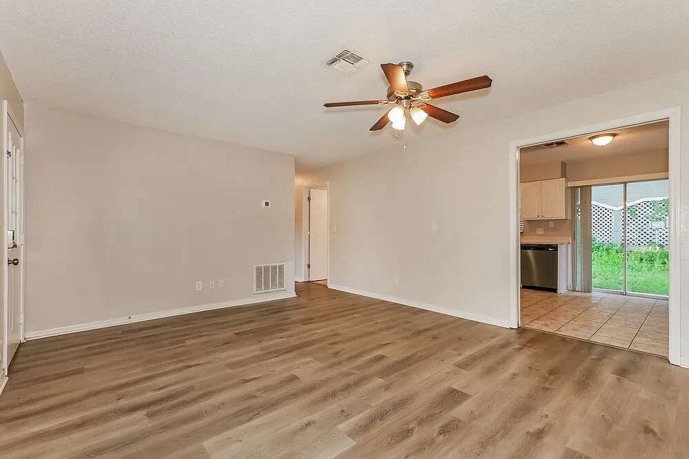 3 bed, 2.0 bath, 1124 sqft, $1,655 — Photo 4
