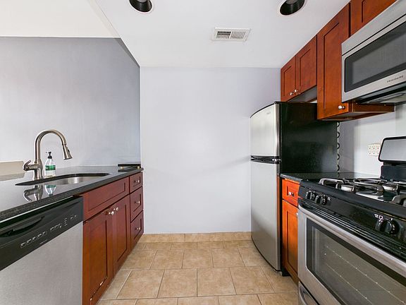5th image of 1830 Green St APT 2F