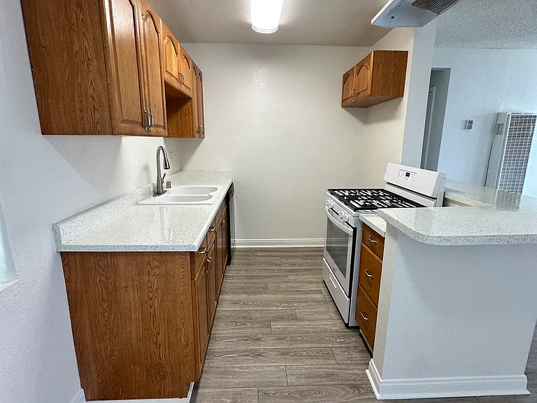 Courtyard Square Apartments — Photo 28