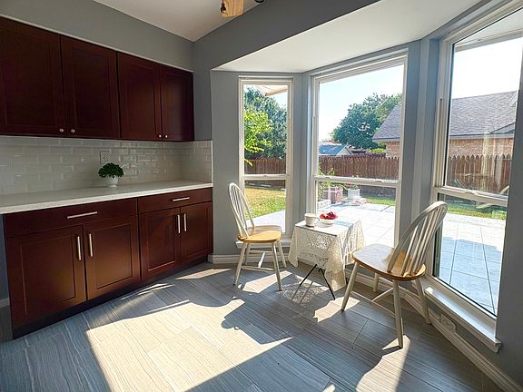 3rd image of 2848 Oxford Ln