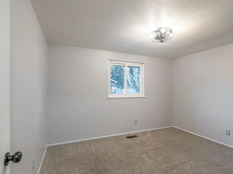 317 Vincent St — Photo 8