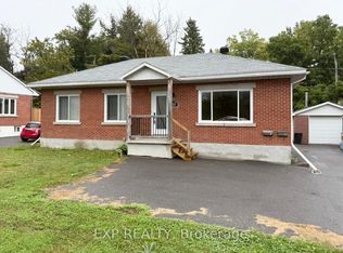 837 Blair Rd #A, Ottawa, ON K1J 7M6