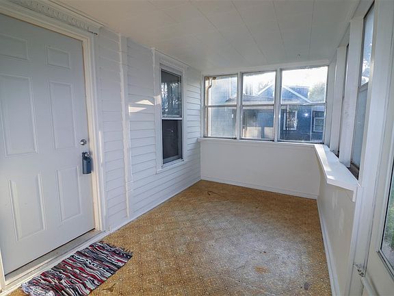 3rd image of 2528 6th Ave
