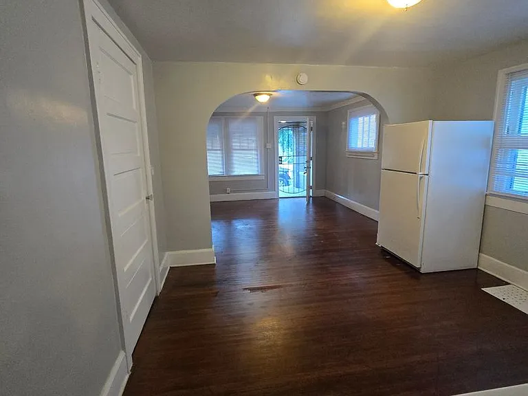 35 N Bradley Ave — Photo 2