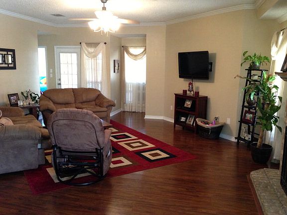 3rd image of 1002 Lindsey Ln