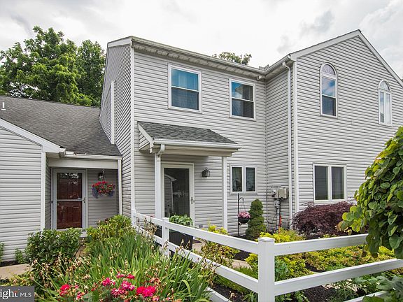 2nd image of 1819 Creek View Ct
