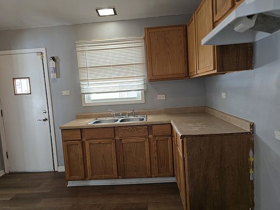 4th image of 16546 Hermitage Ave