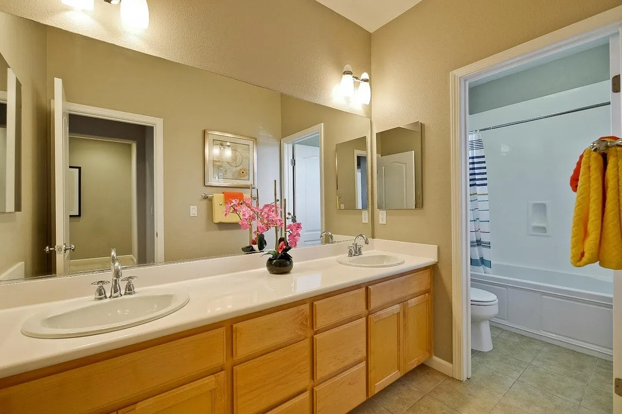5 bed, 2045 sqft, $1,200 — Photo 4