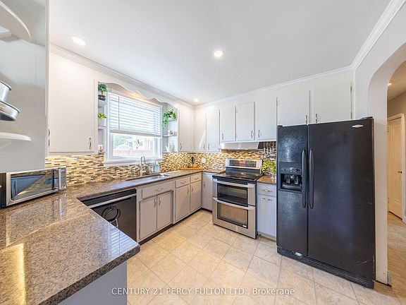5th image of 816 Simcoe St N