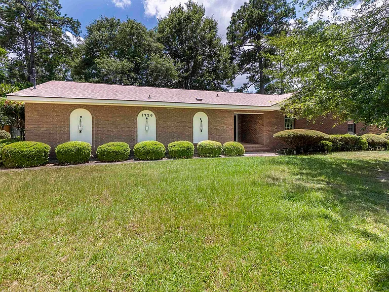1726 Greenwood Cir — Photo 1