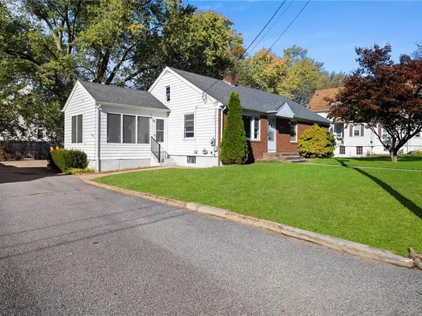 12 Oakland Ave, Johnston, RI 02919