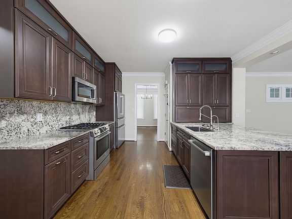 3rd image of 102 Parkside Cir