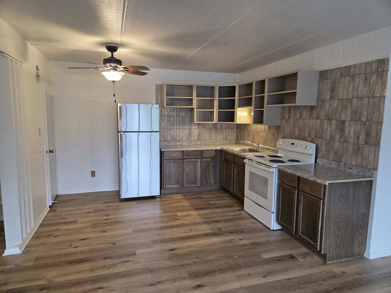 9129 W National Ave — Photo 2