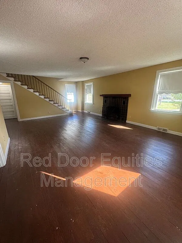 4 bed, 2.5 bath, $1,850 — Photo 4
