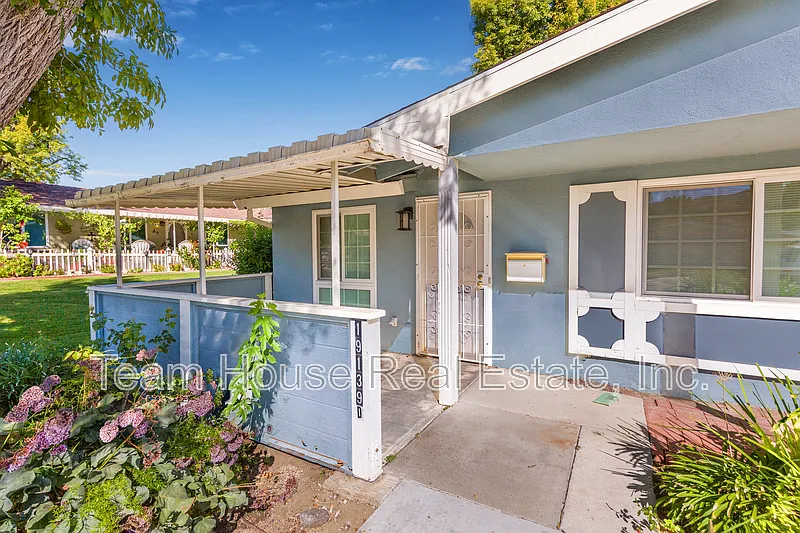 2 bed, 1.0 bath, 806 sqft, $2,395 — Photo 2