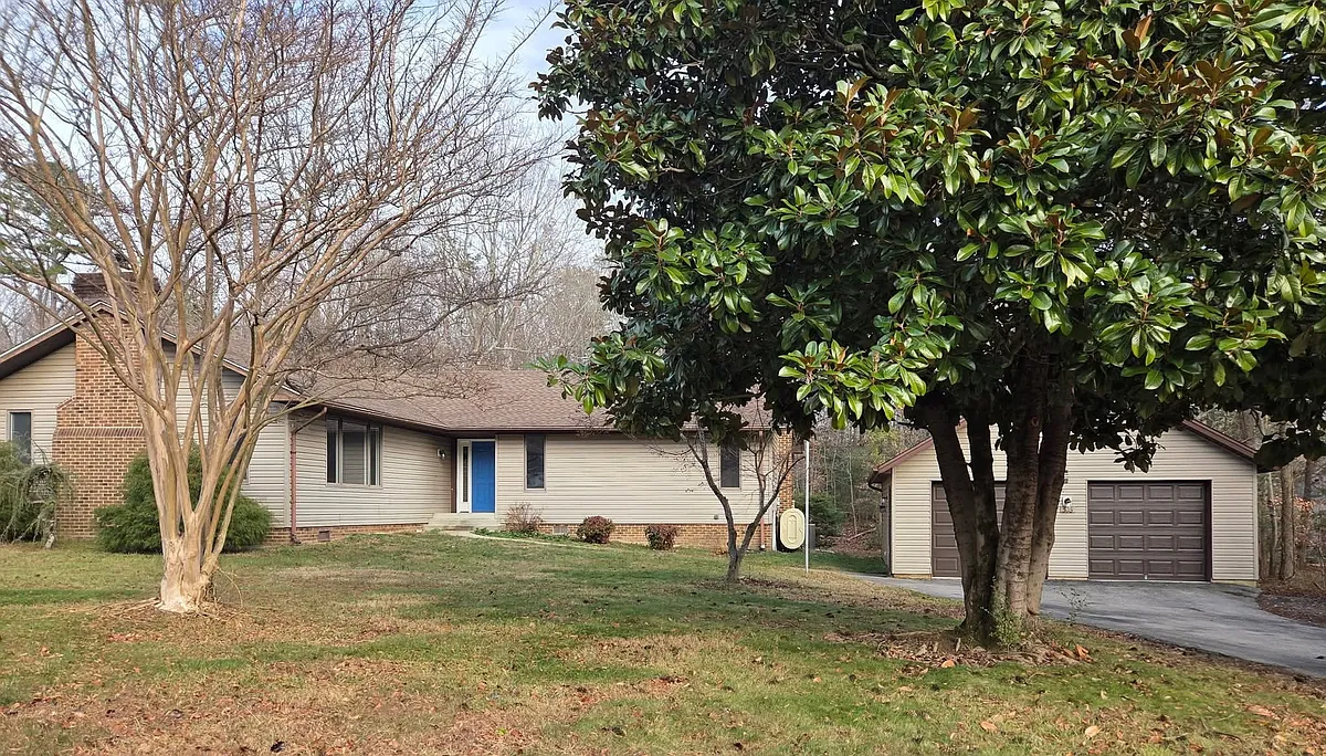 Detached 2 car garage and plenty of driveway parking - 516 Scarlet Oak Rd