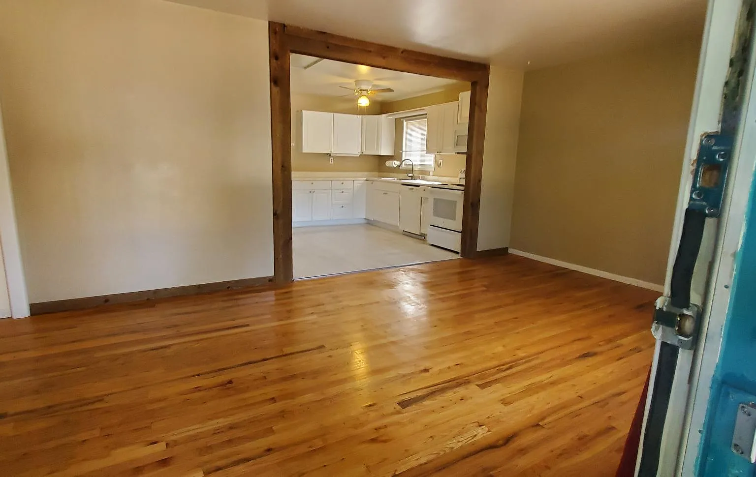 3 bed, 894 sqft, $1,900 — Photo 4