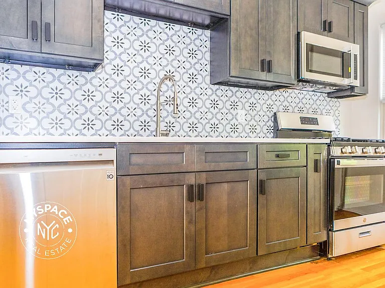 292 Van Buren St #1 — Photo 4