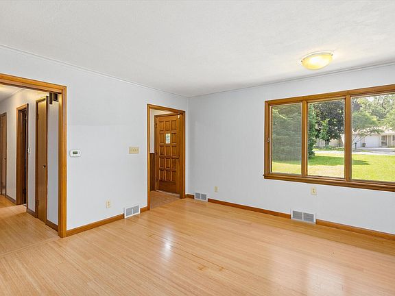 3rd image of 2619 Meadow Glen Rd