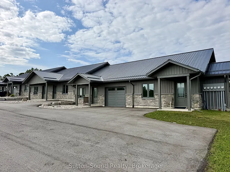 18 Maple Golf Cres #4 — Photo 2