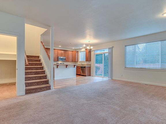 4th image of 828 NE Locksley Dr