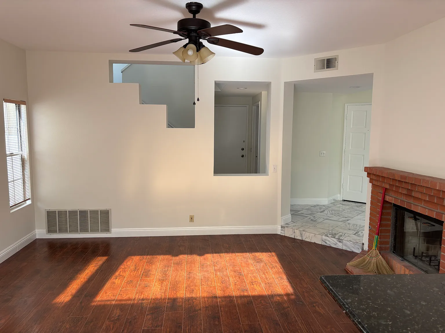3 bed, 2.5 bath, 1717 sqft, $4,650 — Photo 3