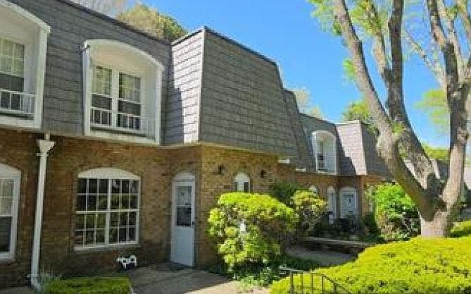 1st image of 655 Middle Country Rd