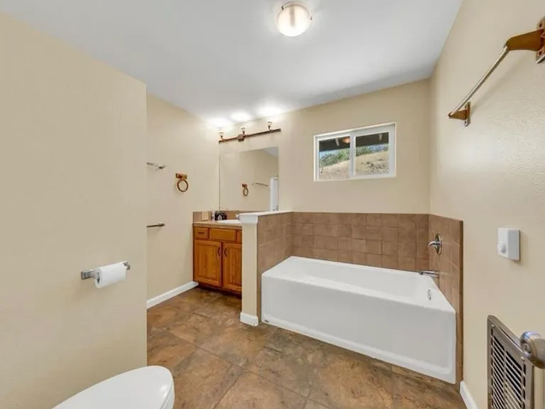 12233 Hilltop Dr — Photo 7