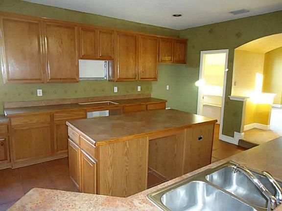 3rd image of 1609 Skyline Dr