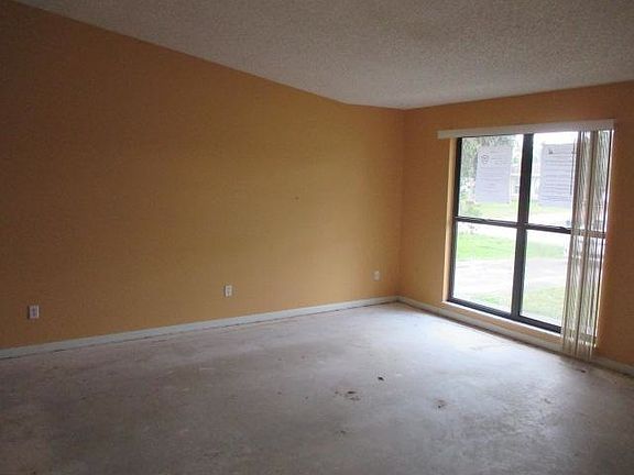 3rd image of 325 NW Avens St