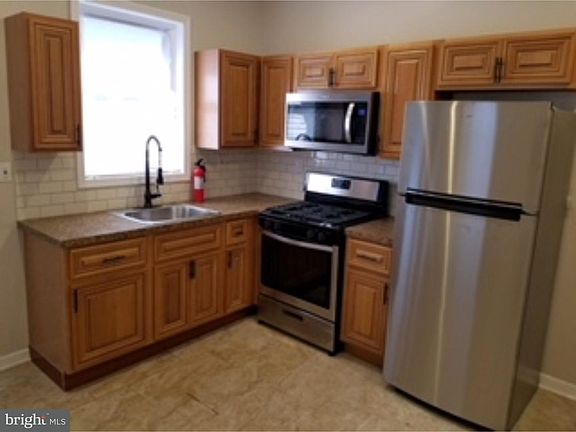 5th image of 5004 N Hutchinson St