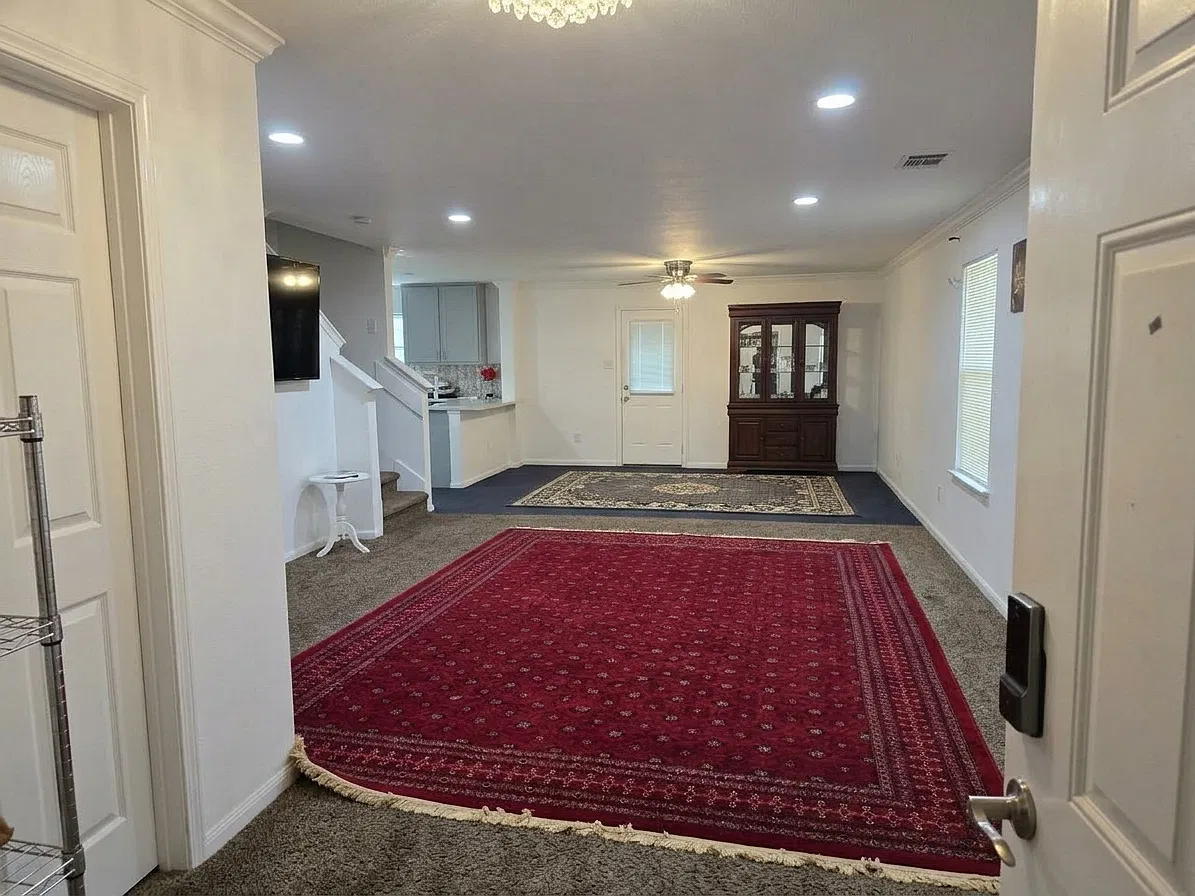 4 bed, 2410 sqft, $1,900 — Photo 3