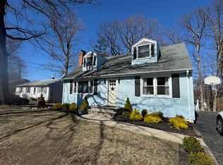 70 Grand Ave, Cedar Knolls, NJ 07927