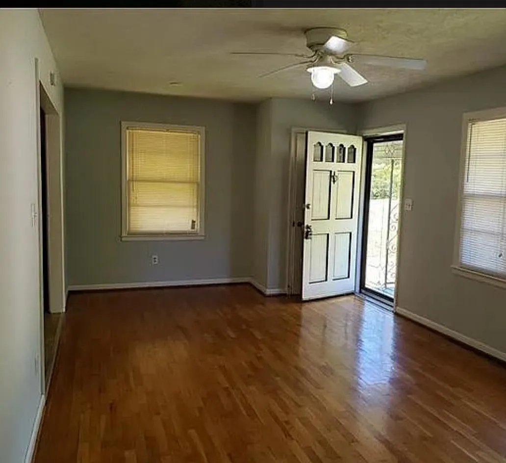215 Dixon Cir — Photo 3