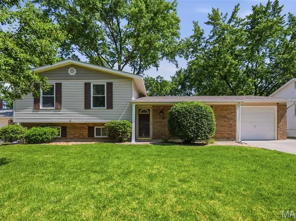 15 Creekside Dr, Saint Peters, MO 63376