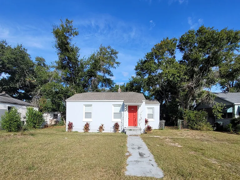 1408 Dexter Ave — Photo 1