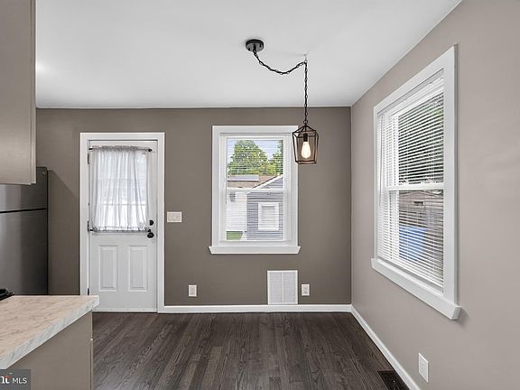 4th image of 32 Stanford Rd