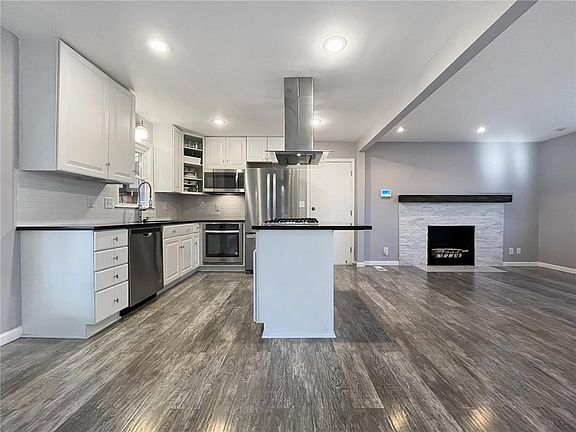 3rd image of 5806 Beverly Ave