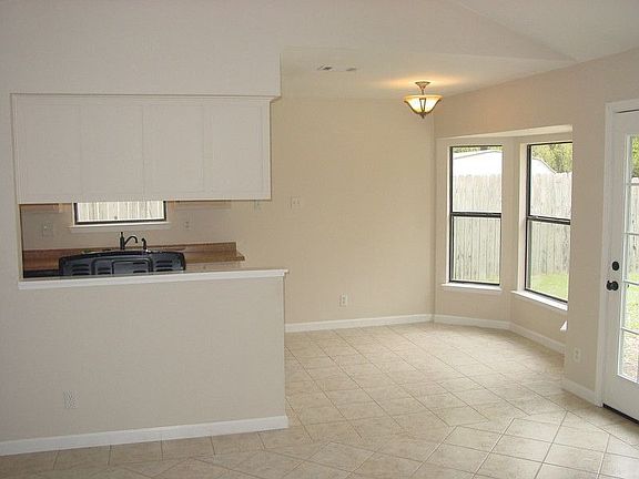 5th image of 2502 Schwertner Dr