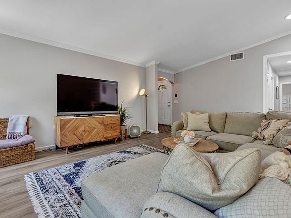 5th image of 272 Edwin Dr