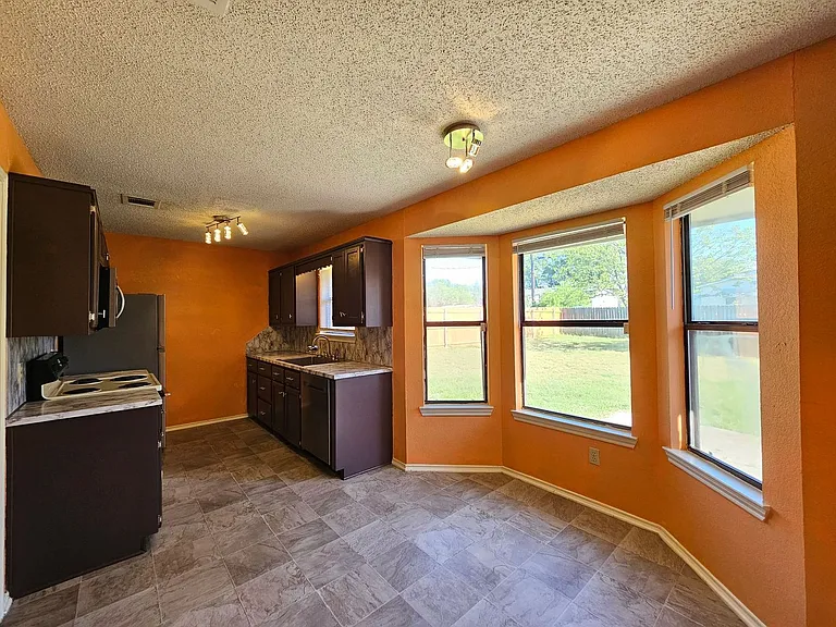 1507 Nina Dr — Photo 8