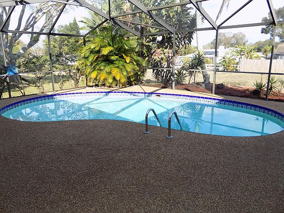 SCREENED POOL