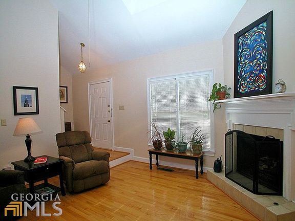 4th image of 120 Holcomb Ct