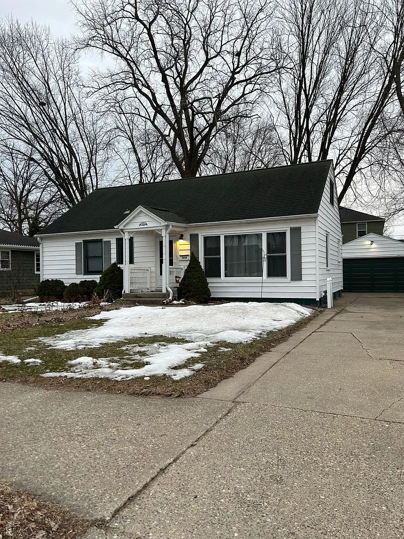 Single Family Home In La Crosse — Photo 2