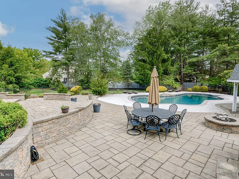 42 Ellsworth Dr — Photo 47