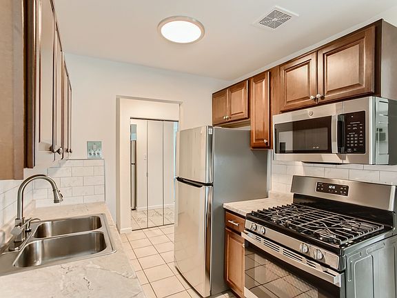 5th image of 7S065 Suffield Ct #101-F