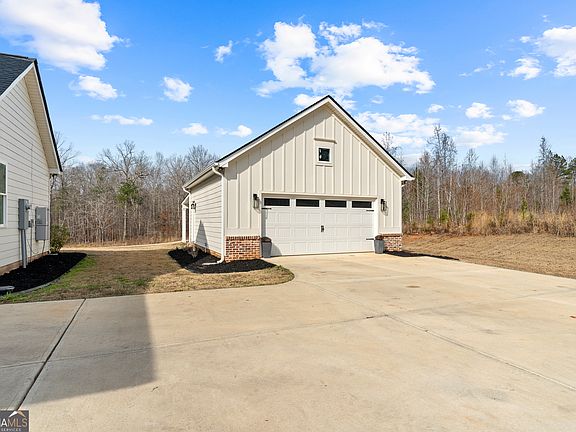 2nd image of 104 Oakline Ct