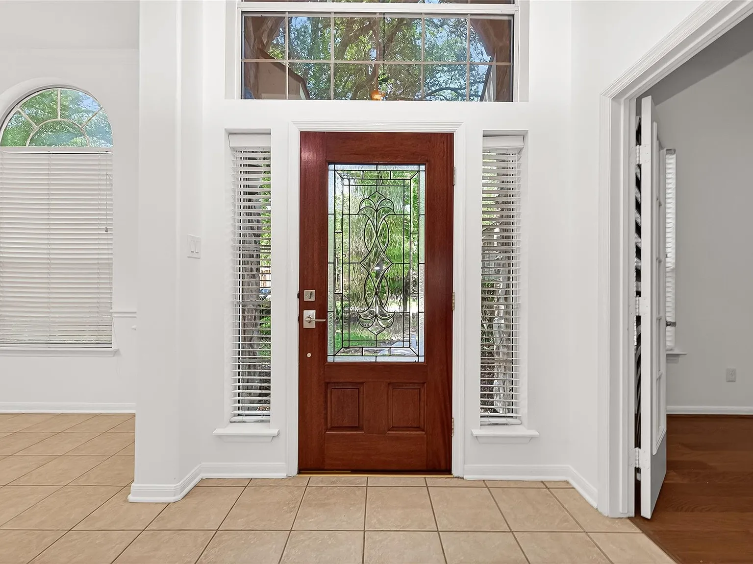 3 bed, 2.0 bath, 2624 sqft, $3,300 — Photo 4